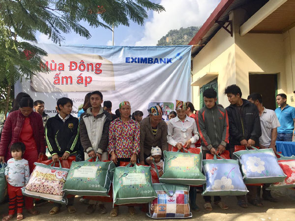 Eximbank tặng quà học sinh nghèo tỉnh Bắc Kạn-3