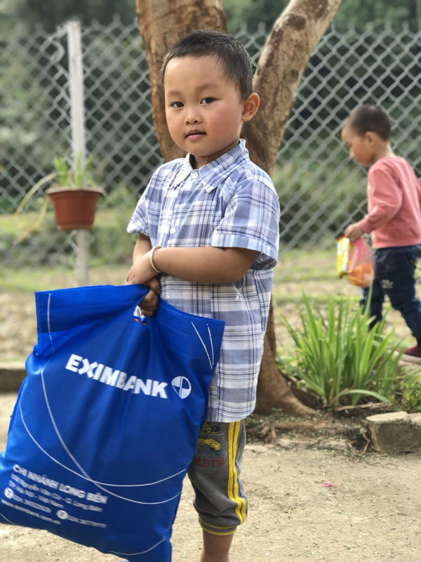 Eximbank tặng quà học sinh nghèo tỉnh Bắc Kạn-4