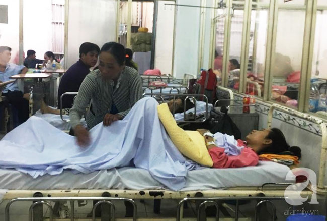 Nữ sinh lâm nạn vụ container tông hàng chục người thương vong: Xe máy gãy làm đôi, áo mưa rách từ trắng thành màu đỏ-3