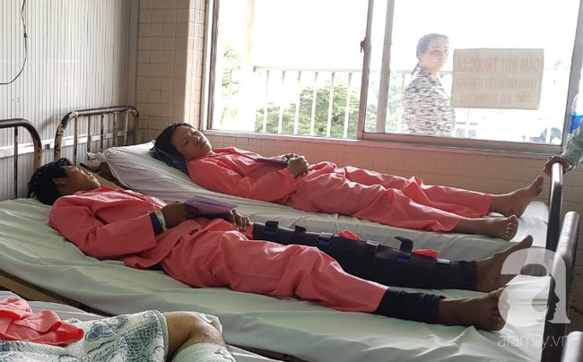 Nữ sinh lâm nạn vụ container tông hàng chục người thương vong: Xe máy gãy làm đôi, áo mưa rách từ trắng thành màu đỏ-5