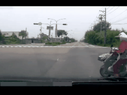 CLIP: Xe máy điện 'lạc trôi' trước đầu ô tô và cái kết khó hiểu của người phụ nữ sau 2 giây đi liều