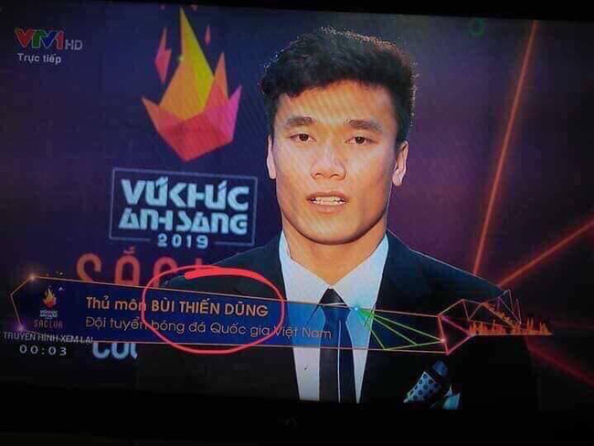 Bị viết nhầm tên thành Thiến Dũng trên sóng truyền hình trực tiếp, đây là phản ứng thú vị của thủ môn Bùi Tiến Dũng-1