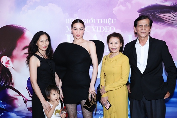 Hà Hồ mang cả Subeo và bạn trai Kim Lý vào MV kỹ xảo 3D-1