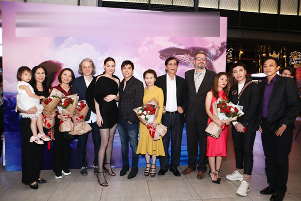 Hà Hồ mang cả Subeo và bạn trai Kim Lý vào MV kỹ xảo 3D-5