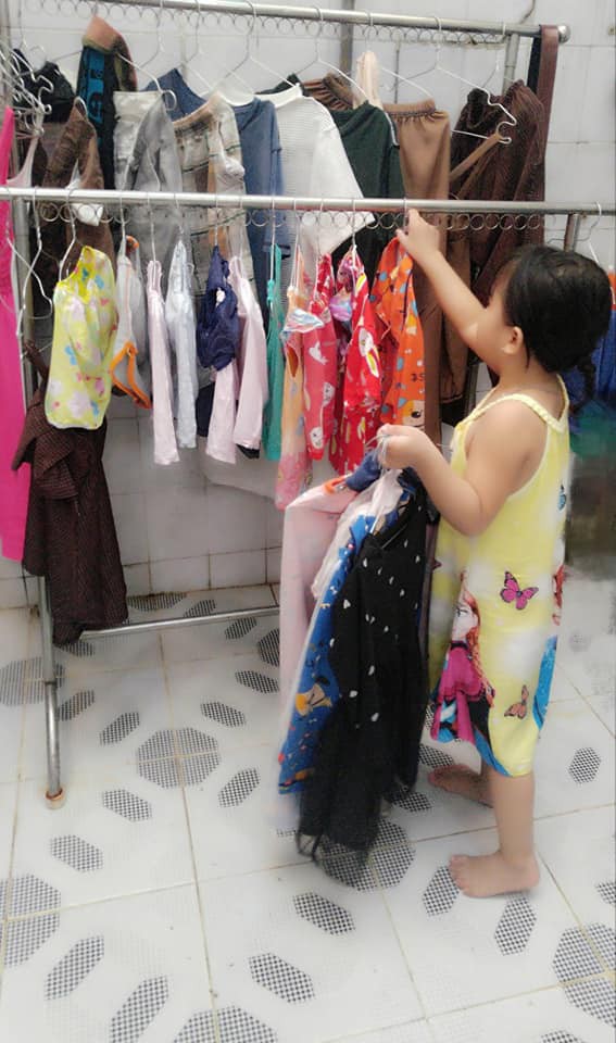 Dạy con làm việc nhà từ năm 2 tuổi, 4 tuổi bé gái đã biết làm mọi việc giúp mẹ, ai cũng phải trầm trồ-1