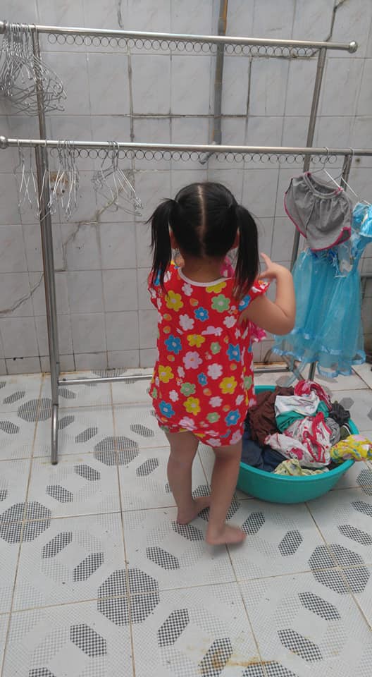 Dạy con làm việc nhà từ năm 2 tuổi, 4 tuổi bé gái đã biết làm mọi việc giúp mẹ, ai cũng phải trầm trồ-10
