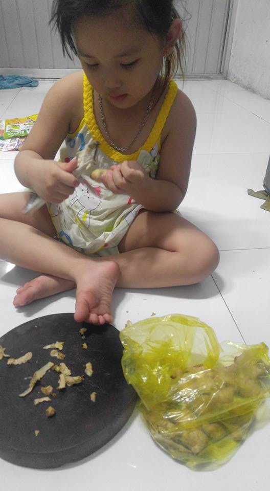 Dạy con làm việc nhà từ năm 2 tuổi, 4 tuổi bé gái đã biết làm mọi việc giúp mẹ, ai cũng phải trầm trồ-11