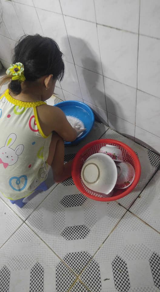 Dạy con làm việc nhà từ năm 2 tuổi, 4 tuổi bé gái đã biết làm mọi việc giúp mẹ, ai cũng phải trầm trồ-2