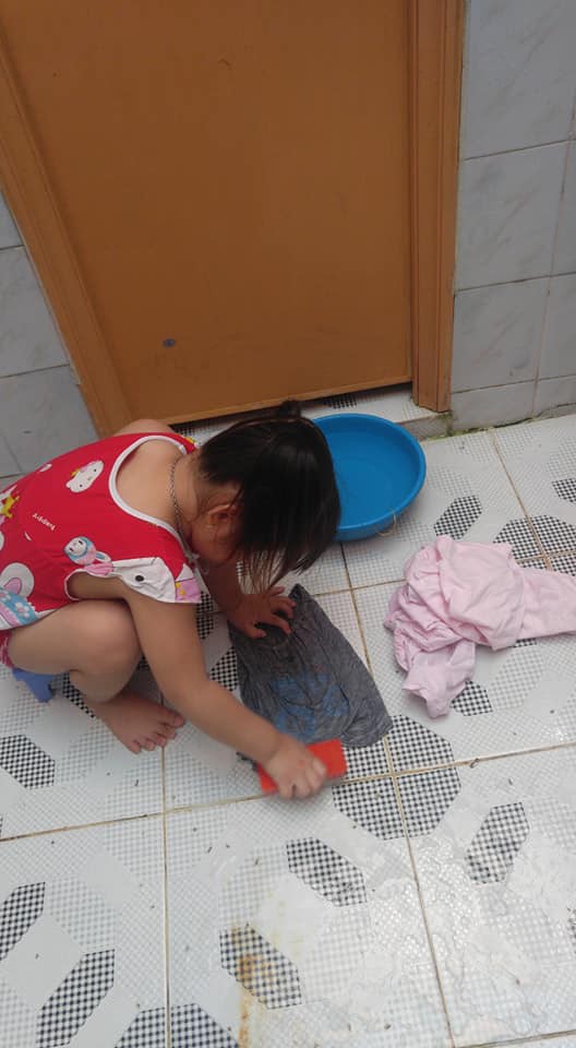Dạy con làm việc nhà từ năm 2 tuổi, 4 tuổi bé gái đã biết làm mọi việc giúp mẹ, ai cũng phải trầm trồ-3