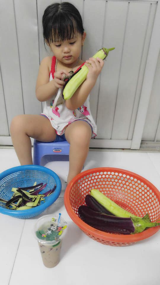 Dạy con làm việc nhà từ năm 2 tuổi, 4 tuổi bé gái đã biết làm mọi việc giúp mẹ, ai cũng phải trầm trồ-4