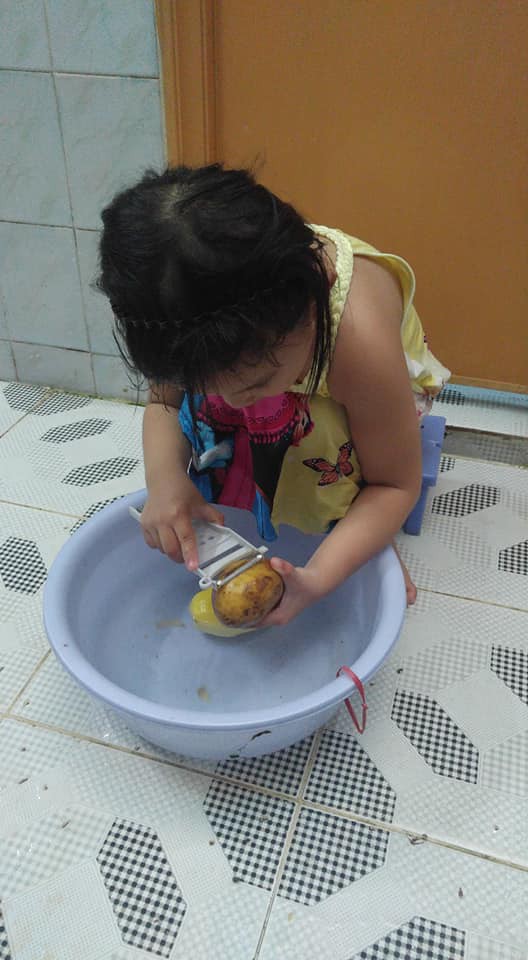 Dạy con làm việc nhà từ năm 2 tuổi, 4 tuổi bé gái đã biết làm mọi việc giúp mẹ, ai cũng phải trầm trồ-5