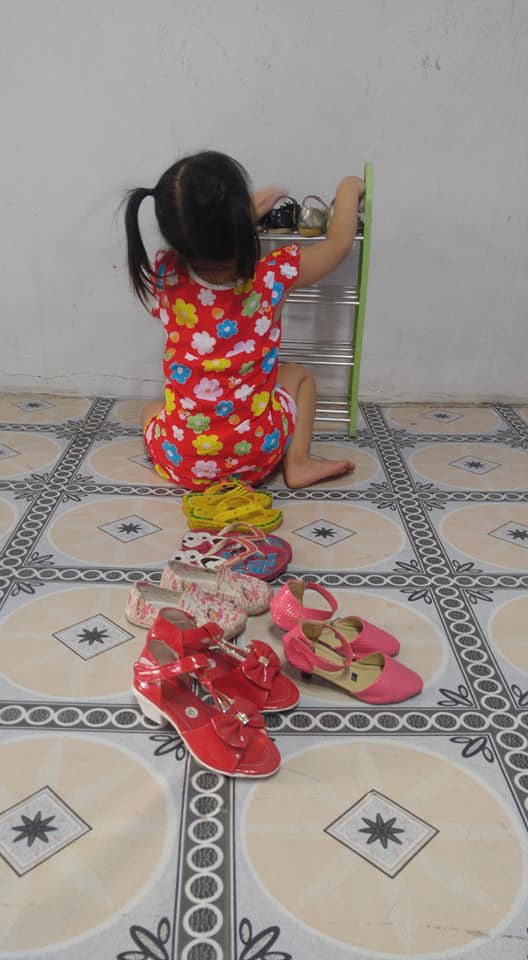 Dạy con làm việc nhà từ năm 2 tuổi, 4 tuổi bé gái đã biết làm mọi việc giúp mẹ, ai cũng phải trầm trồ-6