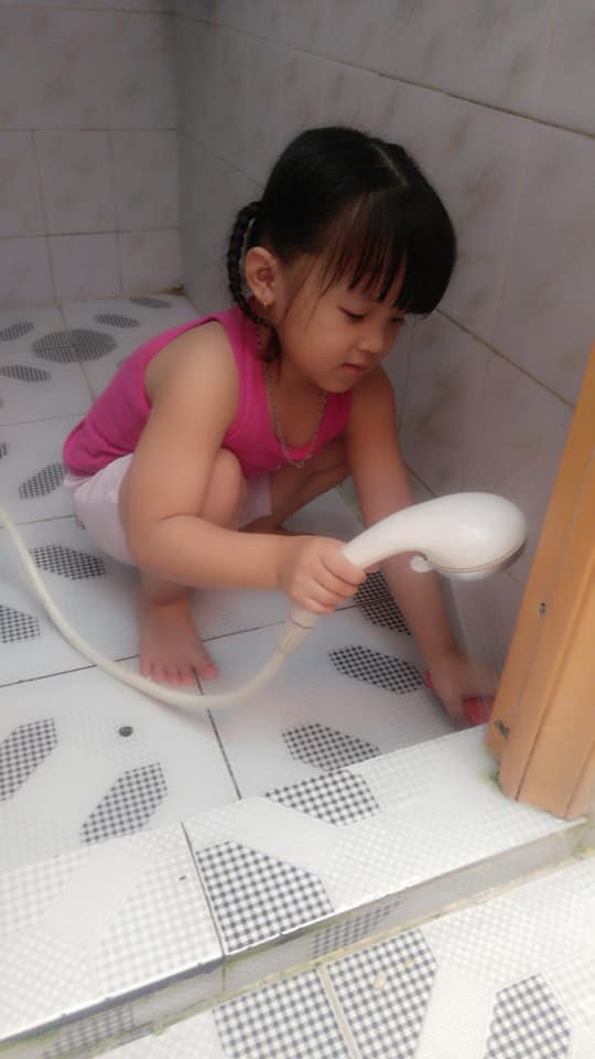 Dạy con làm việc nhà từ năm 2 tuổi, 4 tuổi bé gái đã biết làm mọi việc giúp mẹ, ai cũng phải trầm trồ-7
