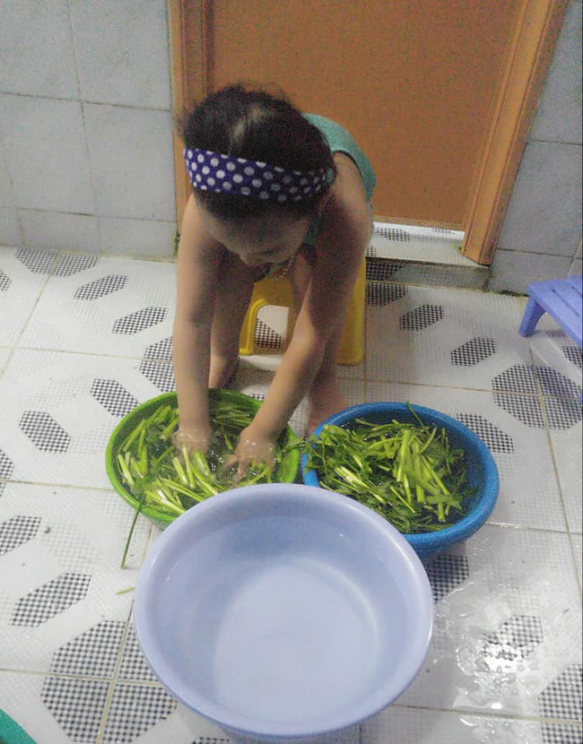 Dạy con làm việc nhà từ năm 2 tuổi, 4 tuổi bé gái đã biết làm mọi việc giúp mẹ, ai cũng phải trầm trồ-8