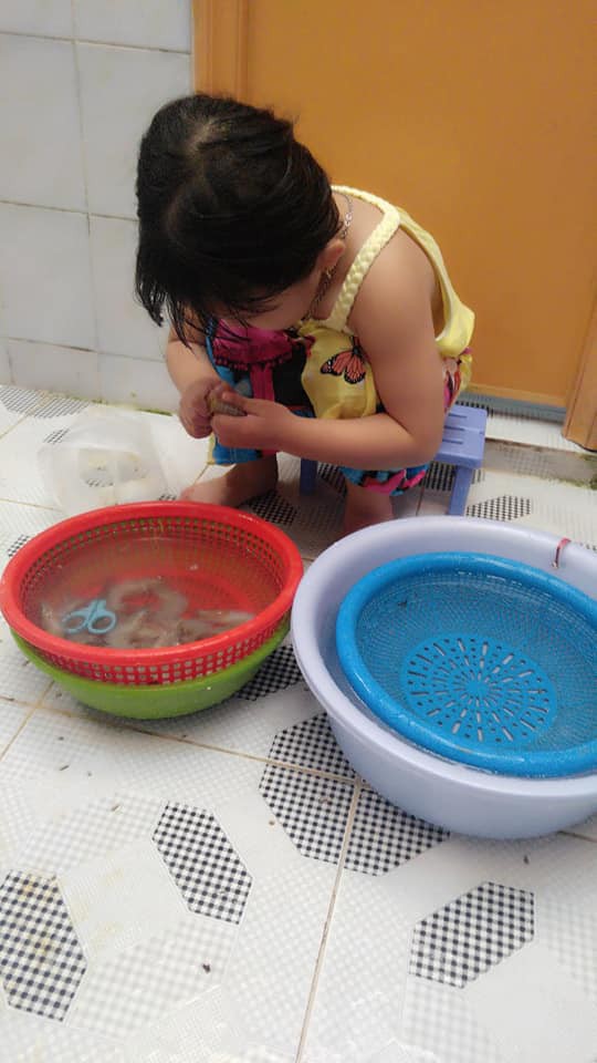 Dạy con làm việc nhà từ năm 2 tuổi, 4 tuổi bé gái đã biết làm mọi việc giúp mẹ, ai cũng phải trầm trồ-9