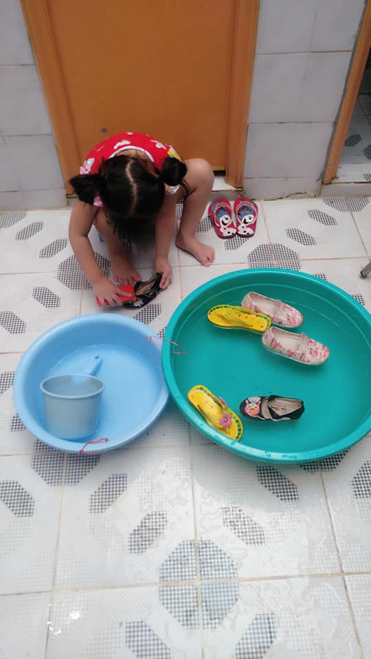 Dạy con làm việc nhà từ năm 2 tuổi, 4 tuổi bé gái đã biết làm mọi việc giúp mẹ, ai cũng phải trầm trồ-13
