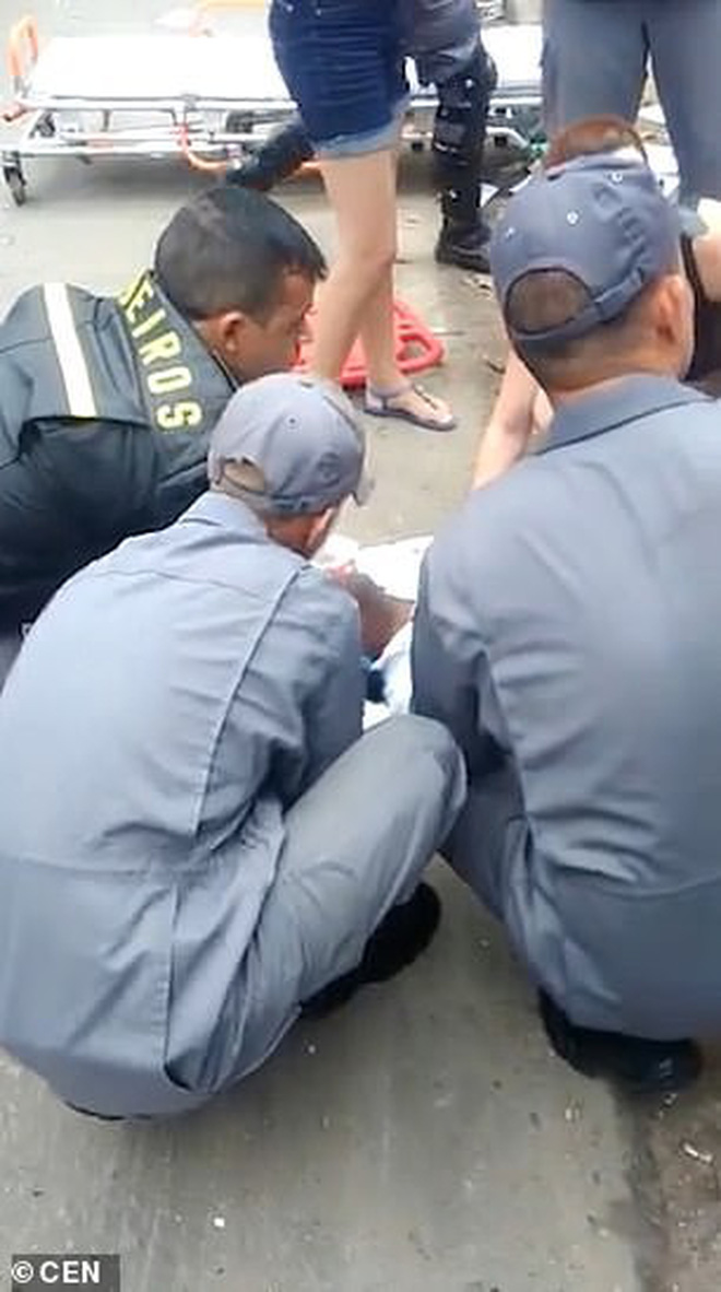 Đi bộ trên vỉa hè nhằm tránh xe cộ, người đàn ông bị trực thăng rơi trúng thiệt mạng tại chỗ-3