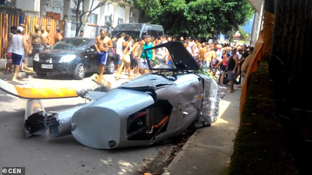 Đi bộ trên vỉa hè nhằm tránh xe cộ, người đàn ông bị trực thăng rơi trúng thiệt mạng tại chỗ-2