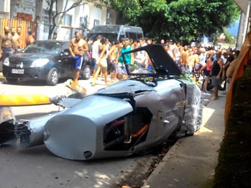 Đi bộ trên vỉa hè nhằm tránh xe cộ, người đàn ông bị trực thăng rơi trúng thiệt mạng tại chỗ