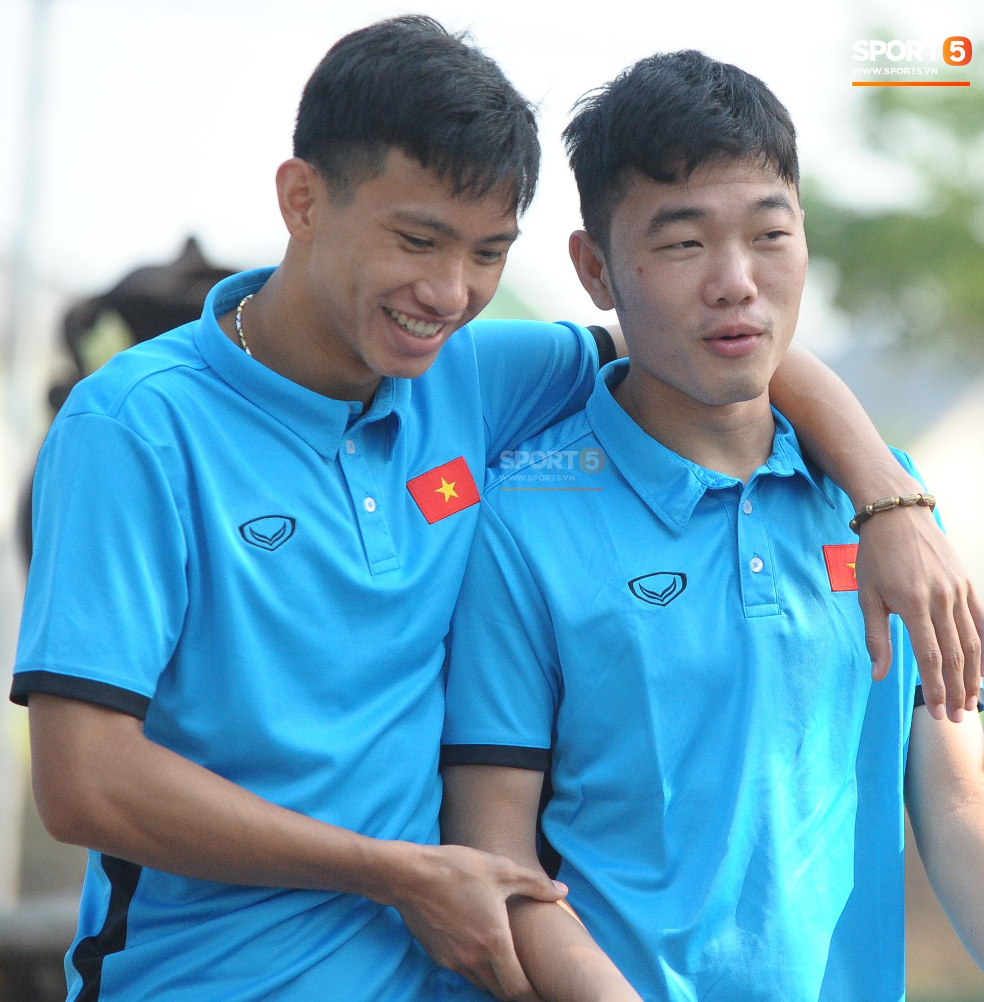 Phát cuồng vì sự ngây thơ hồn nhiên vô đối của Đoàn Văn Hậu-1