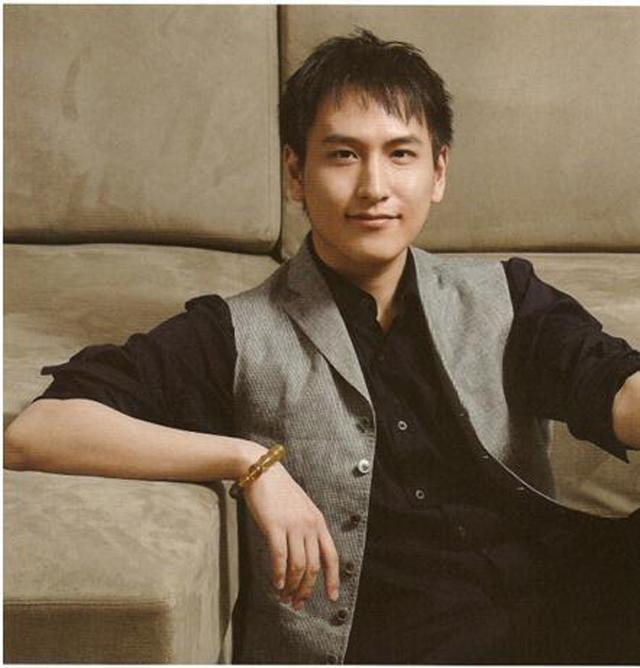 Thiếu gia Hồng Kông đẹp trai như tài tử, 18 tuổi thành tỷ phú nhưng U40 vẫn chưa lấy vợ-5