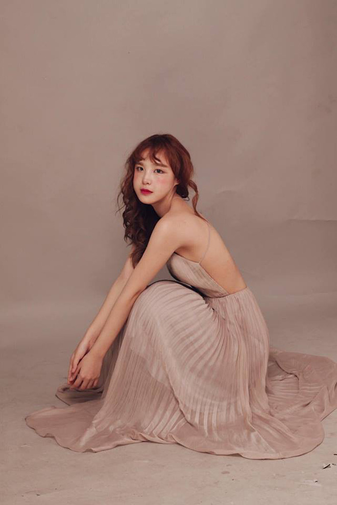 Đứng chờ hàng tiếng đồng hồ tìm chủ chó lạc ở Hồ Tây, cô gái xinh đẹp bị tố làm màu-4