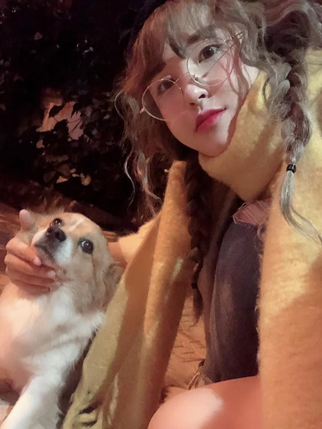 Đứng chờ hàng tiếng đồng hồ tìm chủ chó lạc ở Hồ Tây, cô gái xinh đẹp bị tố làm màu-10