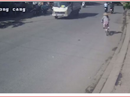 Video: Phóng xe đạp bất cẩn, một phụ nữ bị container cuốn vào gầm