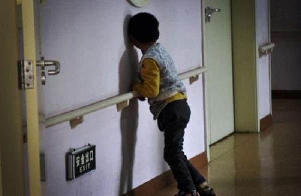 Bé 8 tháng tuổi học bò bỗng im lặng đờ đẫn, sau khi kiểm tra mẹ gào khóc phát hiện con bị bại não vì hành động của mình-2