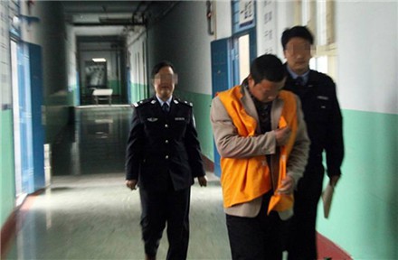 Tên trộm dị nhất quả đất: Lẻn vào nhà thấy nghèo quá, bèn nấu mì cho con của khổ chủ ăn sáng-1