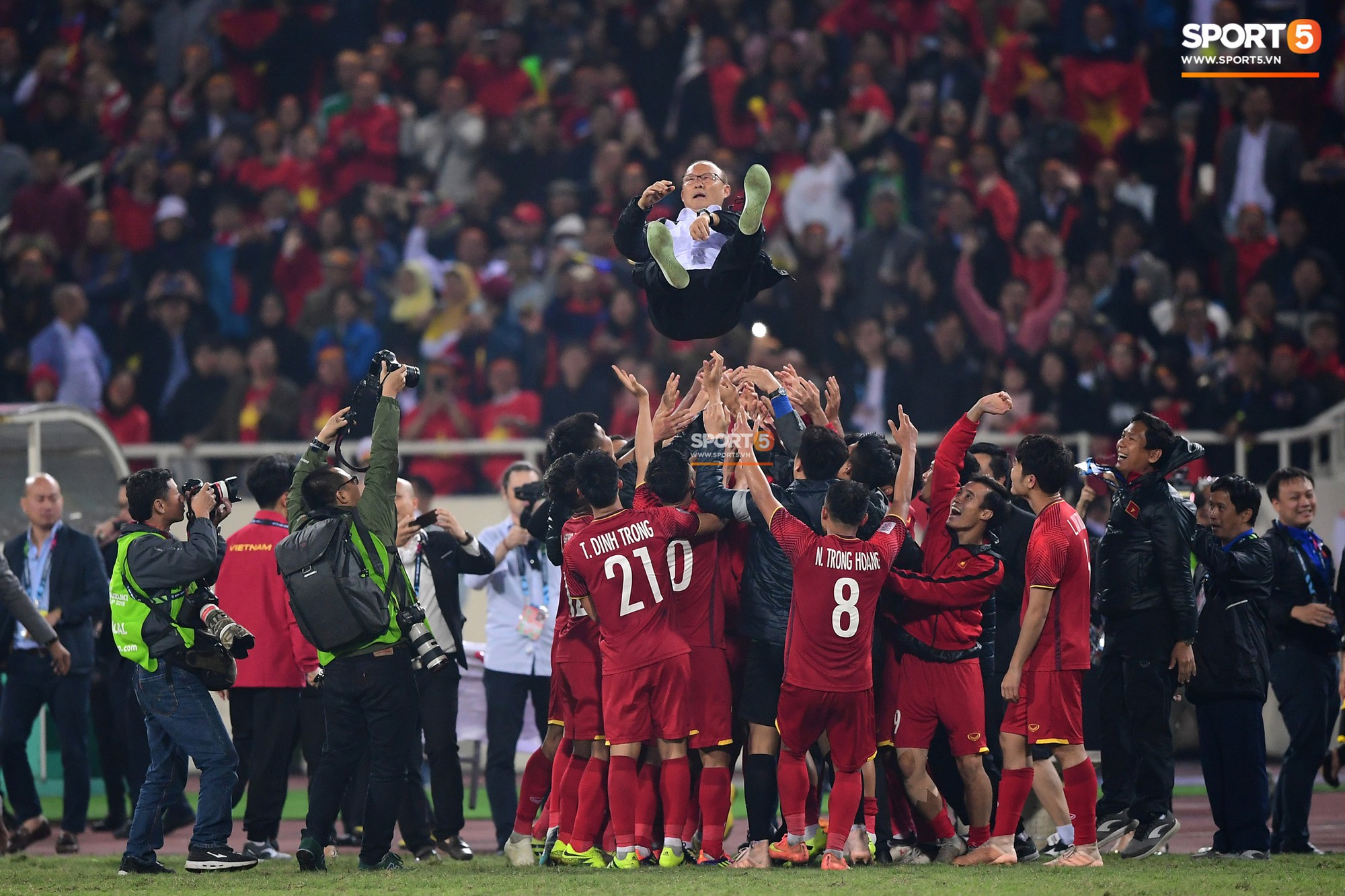 HLV Park Hang Seo bước sang tuổi 60: Từ sinh viên nghiên cứu thảo mộc đến huyền thoại bóng đá Việt Nam-31