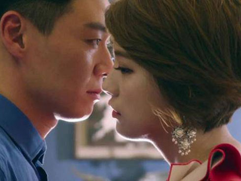 Nỗi đau thầm kín của người vợ trẻ có chồng yêu bệnh hoạn-3