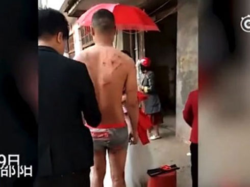 Giữa hôn lễ, chú rể có thái độ lạ khiến cô dâu hết hồn-2