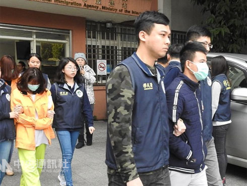 Bị tóm vì sử dụng ma tuý ở Đài Loan, thanh niên Việt đưa cảnh sát về nhà bắt thêm 3 bạn đang trốn dưới gầm giường-4