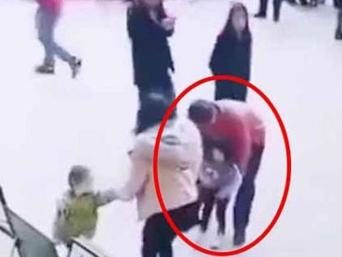 Bị bắt cóc sau khi bố mẹ bị giết hại dã man, cậu bé sống trong vòng tay của kẻ thù 17 năm và xem hắn như cha đẻ-7