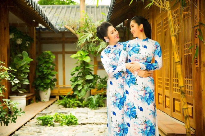 Hai mẹ con NSND Hồng Vân và Lê Phương cực tình cảm trong bộ ảnh áo dài-2