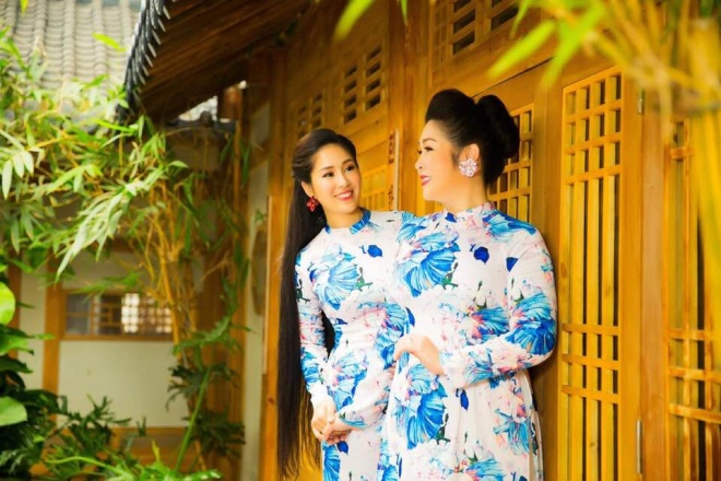 Hai mẹ con NSND Hồng Vân và Lê Phương cực tình cảm trong bộ ảnh áo dài-13