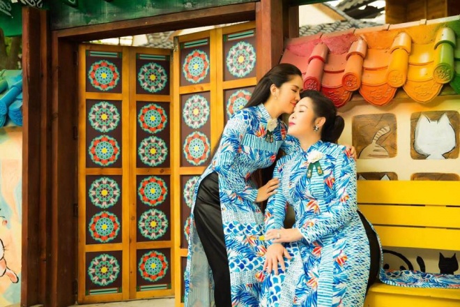 Hai mẹ con NSND Hồng Vân và Lê Phương cực tình cảm trong bộ ảnh áo dài-3
