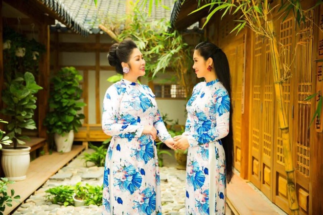 Hai mẹ con NSND Hồng Vân và Lê Phương cực tình cảm trong bộ ảnh áo dài-5