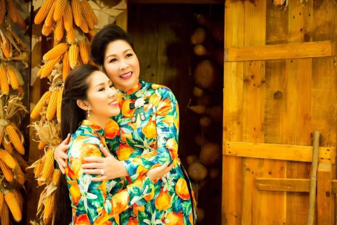 Hai mẹ con NSND Hồng Vân và Lê Phương cực tình cảm trong bộ ảnh áo dài-6
