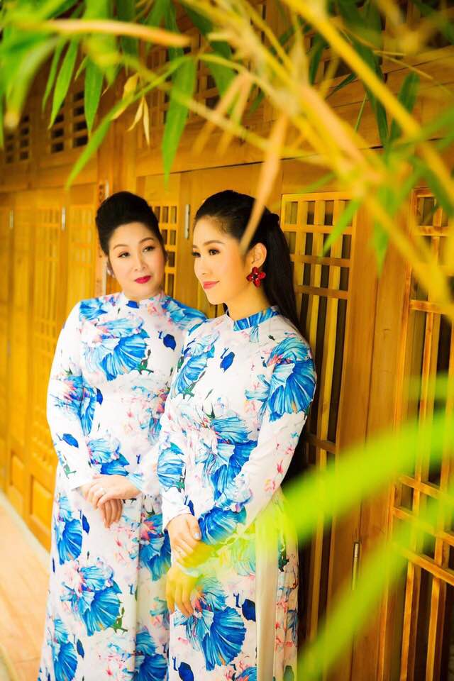 Hai mẹ con NSND Hồng Vân và Lê Phương cực tình cảm trong bộ ảnh áo dài-7