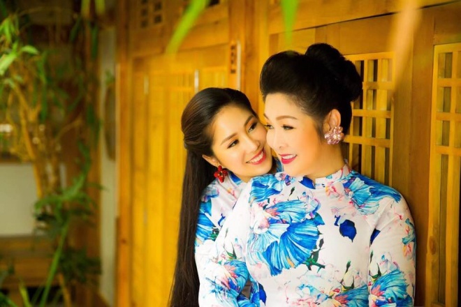 Hai mẹ con NSND Hồng Vân và Lê Phương cực tình cảm trong bộ ảnh áo dài-10