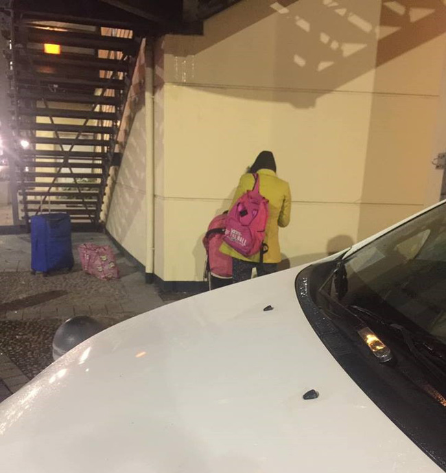 Bella lại bị bắt gặp ngoài đường, dân mạng phẫn nộ vì bé Peter chỉ được mặc áo mỏng giữa trời rét căm căm?-1