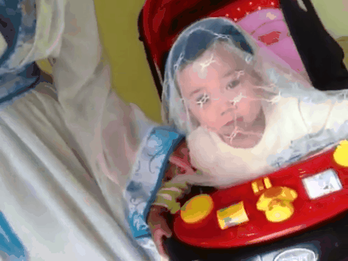 Tết của mẹ con hot girl Bella: Bé Peter tái xuất cực đáng yêu, ngoan ngoãn ngồi lòng mẹ chúc mừng năm mới-1