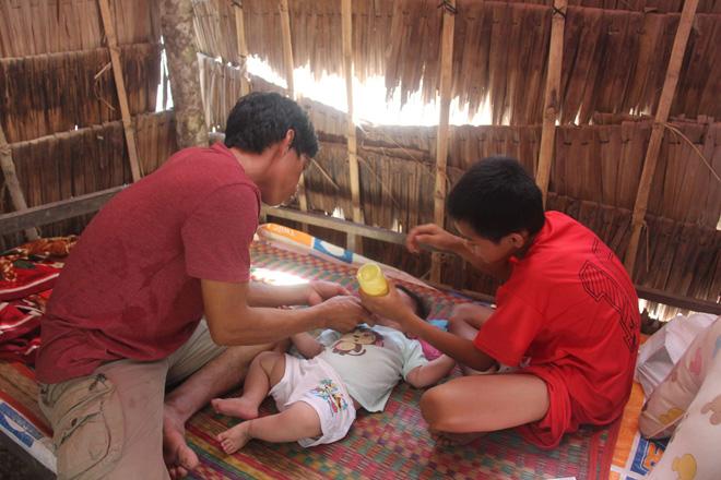 Vợ bỏ đi khi biết con trai bại não, câu nói của người chồng khiến bao người nín lặng-2