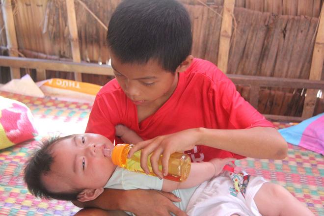 Vợ bỏ đi khi biết con trai bại não, câu nói của người chồng khiến bao người nín lặng-4