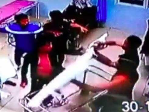 Mâu thuẫn, hàng chục thanh niên liên tục hành hung người