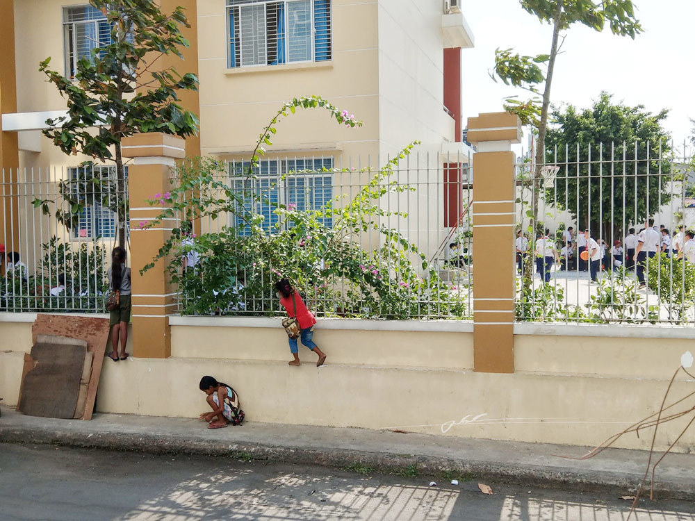 Mẹ đi lấy chồng, con ngủ ngoài đường, bức ảnh xót xa nhất 2018-2