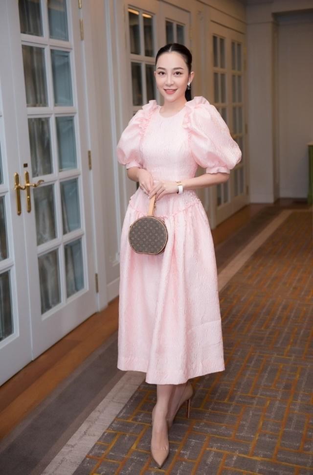 Từng bị chê quê mùa, kiểu áo này lại được Hương Giang, Minh Hằng rửa phèn” đẹp hết hồn-9