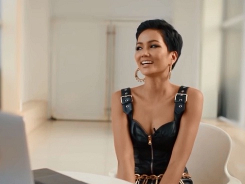 Màn giả Sơn Tùng và hát ú ớ Lạc trôi giữa phố làm dân Mỹ hoảng hốt-1